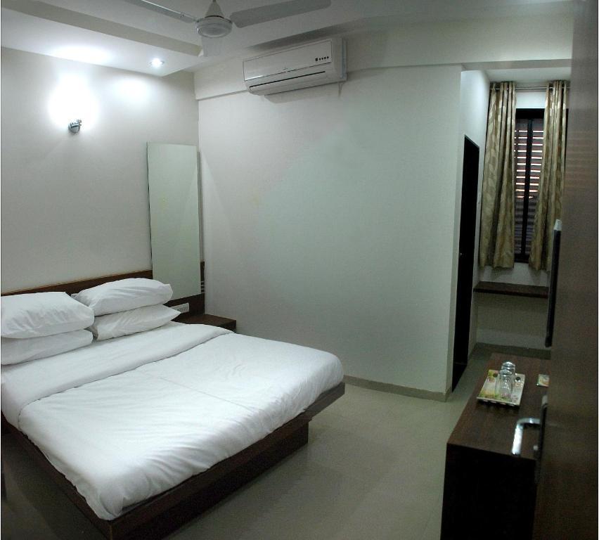 Sai Srushti Hotel Shirdi Exterior photo
