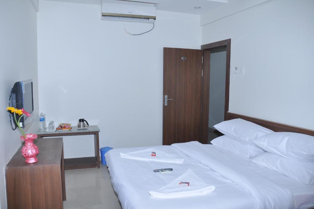Sai Srushti Hotel Shirdi Exterior photo